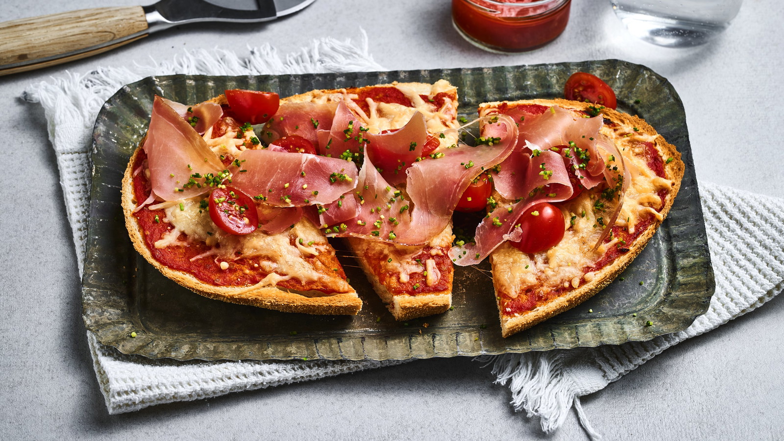 Spröd pizzatoast med lufttorkad skinka