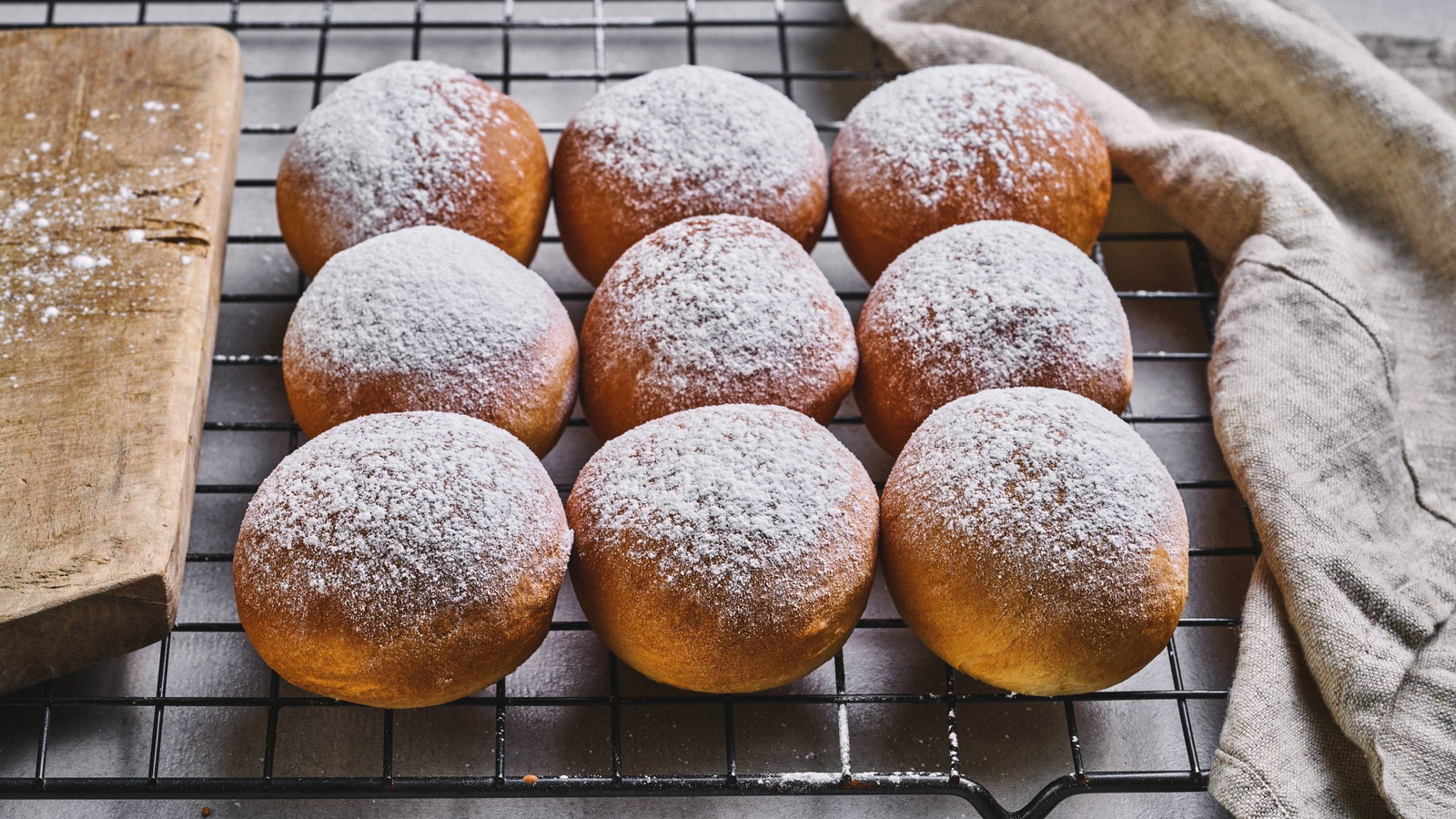 Vetebullar med florsocker på bakplåt.
