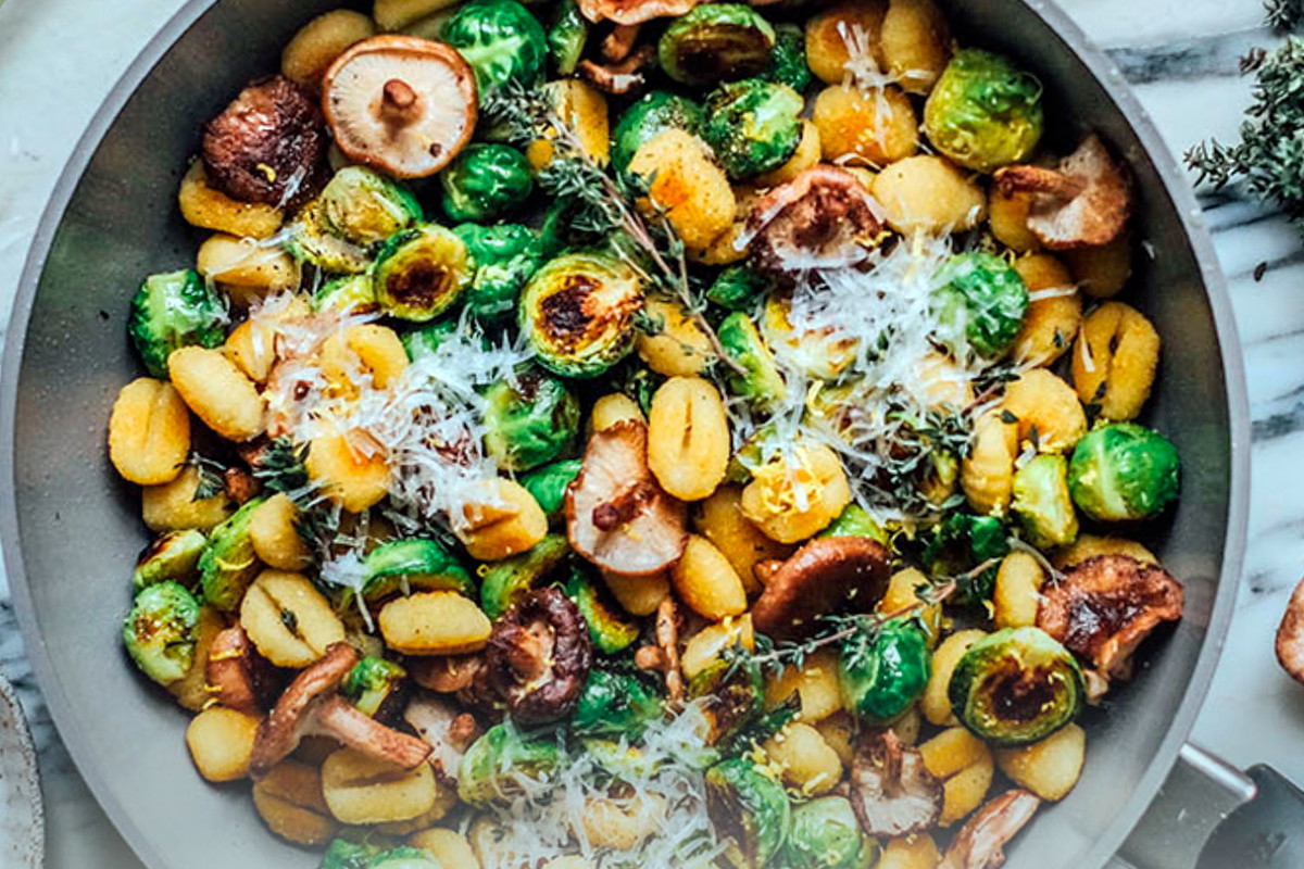 Goldbraun gebratene Gnocchi mit Rosenkohl und Pilzen