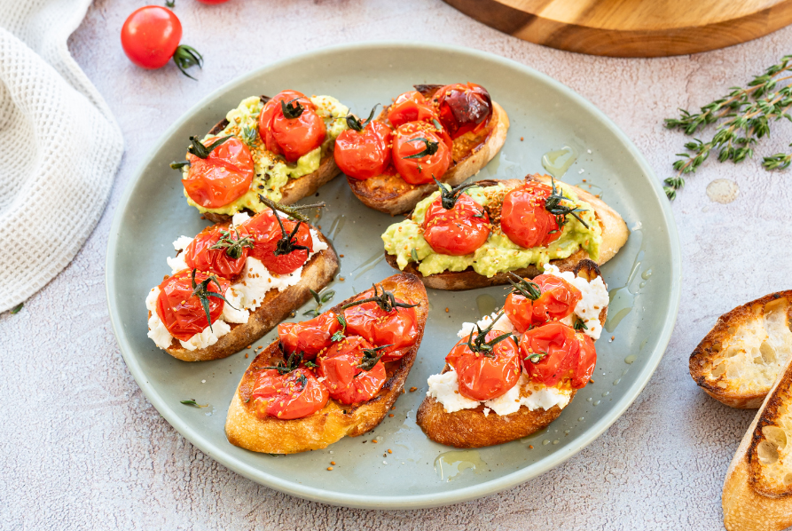 Toasts aux tomates rôties et caméline