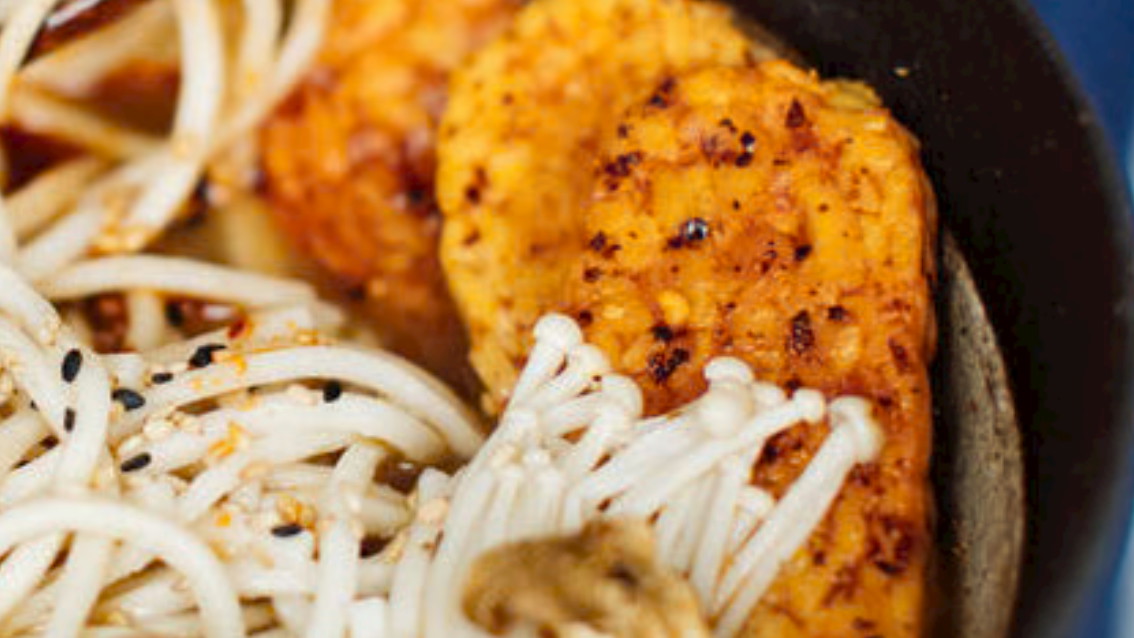 gebratenes Tempeh in einer TADA Ramen Schale
