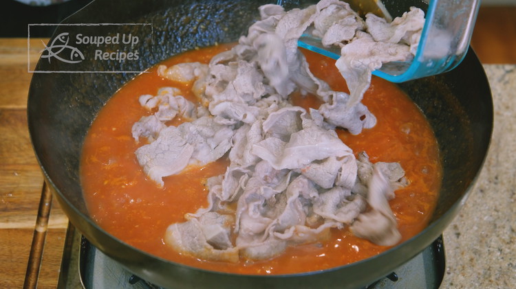 Image of Pour in the tomato sauce and chicken stock. Bring everything to a boil and add the beef. Let it cook for 1.5 minutes to immerse the beef in the sauce thoroughly.