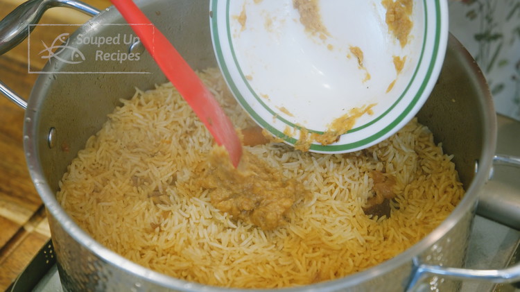 Image of Mix in the garlic paste once the rice is cooked and fluff the grains. Serve as a main dish.