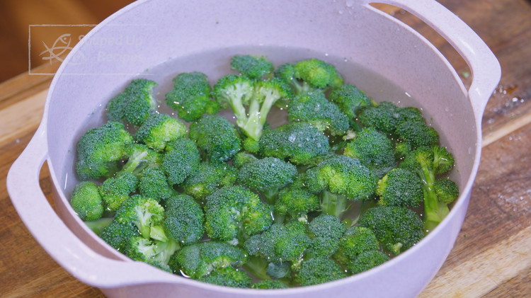 Image of Cut the broccoli into bite-size florets. Fill a big bowl with 2 liters of water and add 2 tsp of salt and 2 tsp of baking soda. Add the broccoli and stir until the salt and baking soda dissolves. Then,...