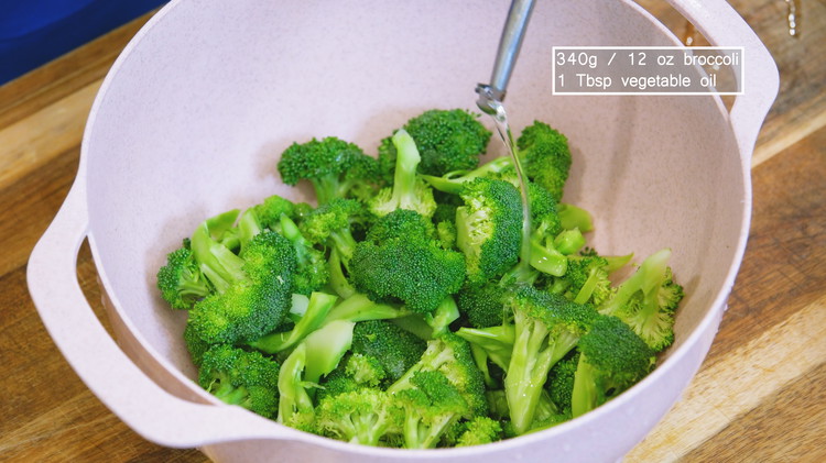 Image of Rinse the broccoli florets and drain thoroughly. If possible, use a salad spinner to remove the excess water. Add 1 Tbsp of vegetable oil and stir to coat the broccoli.
