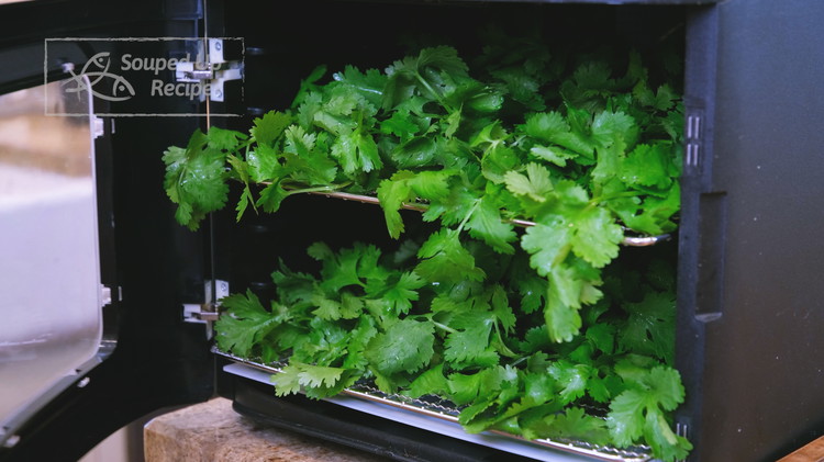 Image of Wash the cilantro and drain thoroughly. Place it on a rack and let it dry by following one of the methods below: If the weather is nice, put the cilantro outside and sun dry for 4-5 hours or until the...