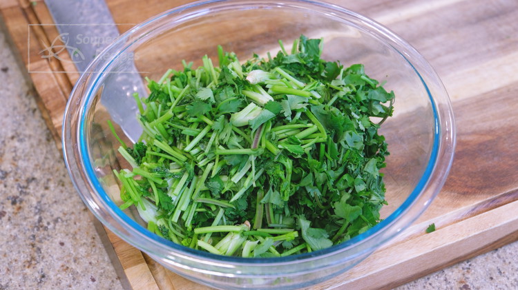 Image of I used 400g / 14oz of cilantro. After dehydration, I get about 283g / 10 oz left. Cut the cilantro into 1-inch-long pieces.