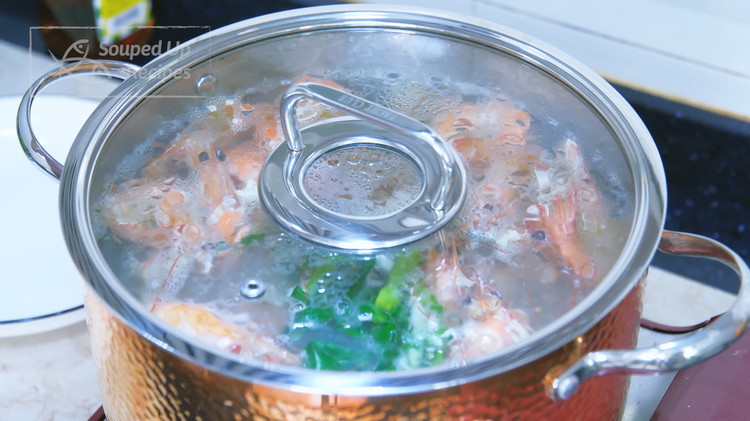 Image of Add the shrimp and Chinese cooking wine to the boiling water and cook for 1 minute. Then turn off the heat and put on the lid. Let the shrimp poach in hot water for 2-3 more minutes, depending on the...