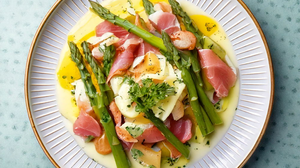Frischer Spargelsalat mit zartem Honigschinken und Sauce Hollandaise