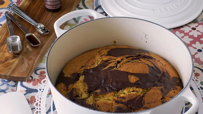 Image of Bizcocho marmolado en cocotte