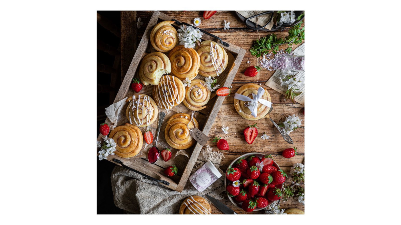 Image of Vegane Erdbeer-Rhabarber Schnecken