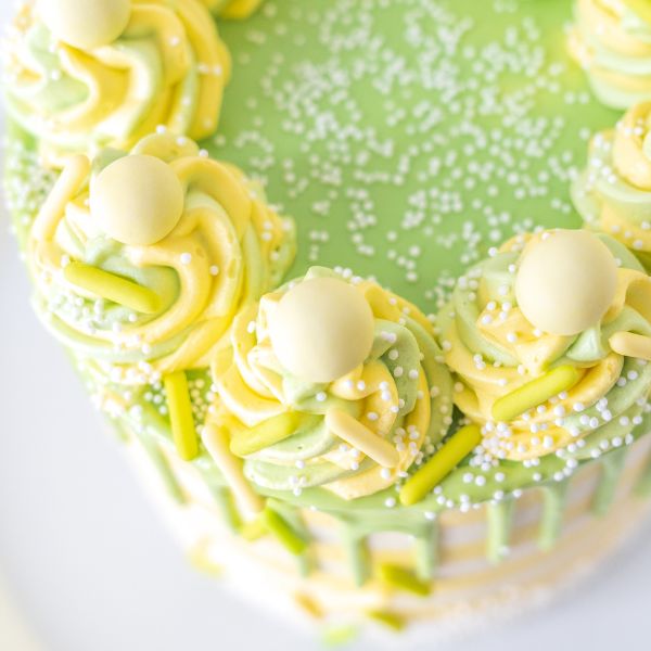 Image of Am nächsten Tag die Buttercreme 1x zubereiten: Dazu 225g zimmerwarme Butter mit dem Flachrührer der Küchenmaschine 5-10 Minuten auf mittlerer Stufe weißcremig aufschlagen. 420 g Puderzucker sieben und nun nach und nach dazu geben und auf niedrigster Stufe einarbeiten. So...