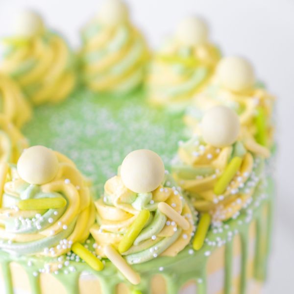 Image of Die Torte zum Schluss mit Streuseln, Knusperkugeln und Zuckersticks verzieren.