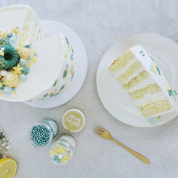 Image of Zum Abschluss die fertige Torte mit Happy Sprinkles und Happy Sparkle dekorieren.