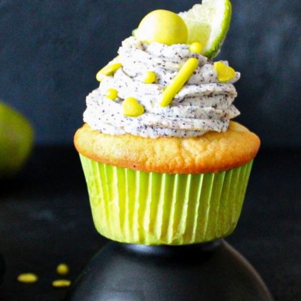 Image of Für das Topping die Limetten heiß abwaschen, trockenreiben und mit einem Zestenreißer schälen. Die Limetten mit einer Zitruspresse auspressen. Mascarpone mit Zucker, Mohnsamen, Limettensaft und -zesten verrühren. Die Sahne mit dem Sahnesteif steif schlagen und unter die Mascarpone-Creme heben. Das...