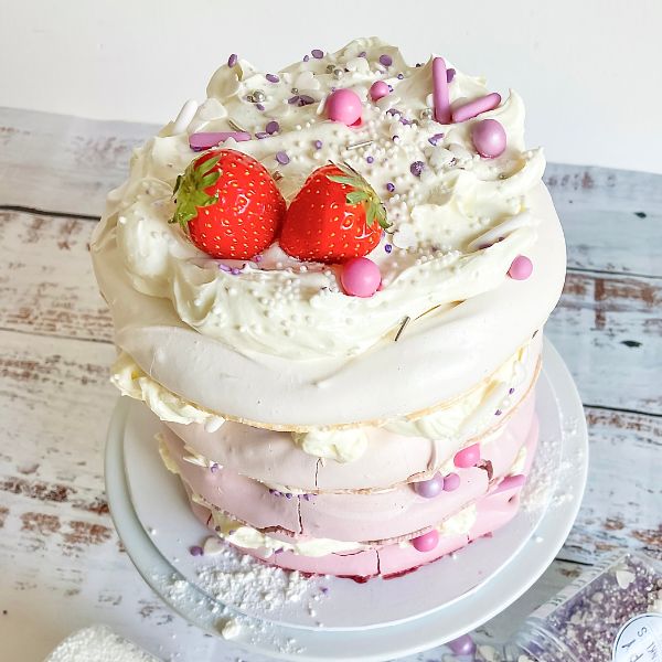 Image of Creme auf die 3 Baiserböden spritzen, mit Beeren belegen. Den vierten Boden auflegen, restliche Creme darüber spritzen und mit Happy Sprinkles und Obst dekorieren.