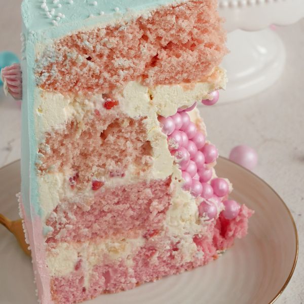 Image of Zuerst den untersten Boden mit der Raffaello-Erdbeer-Creme füllen. Den zweiten Boden daraufsetzen, gerade rücken und ebenfalls mit der Creme füllen.
