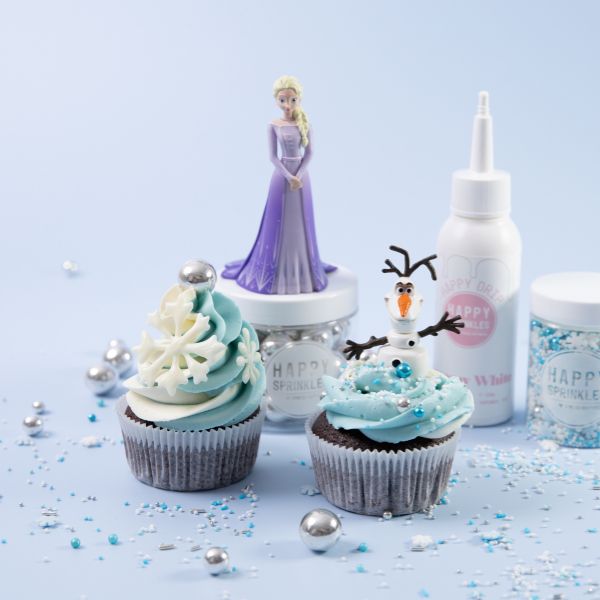 Image of Extra Highlight: Einfach weiße oder blaue Happy Drips auf Backpapier in Schneeflockenform zeichnen (Tipp: vorher Vorlage einer Schneeflocke ausdrucken und drunterlegen), aushärten lassen und vorsichtig ablösen. Die filigranen Schneeflocken lassen sich wunderbar auf das Frosting setzen – und machen deine...