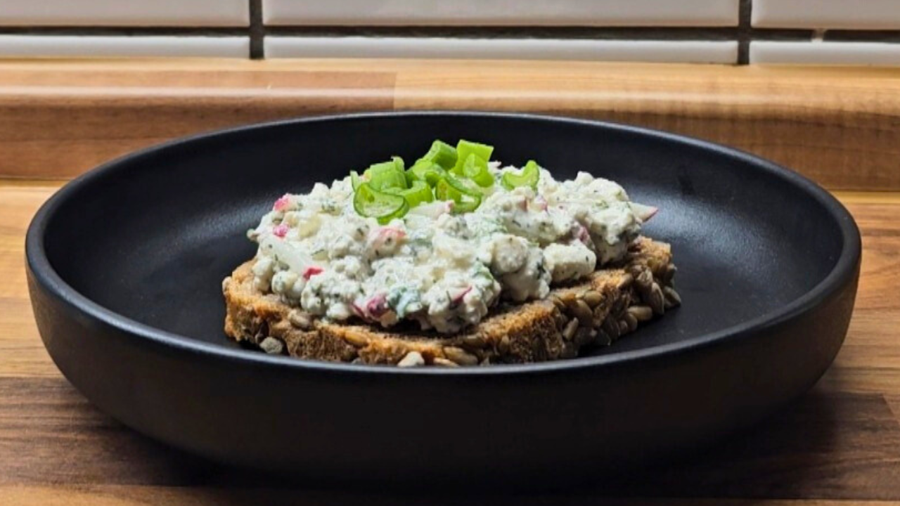 Proteinreicher Hüttenkäse-Dip mit Dill &amp; Radieschen – Kräuterhaus Hamburg