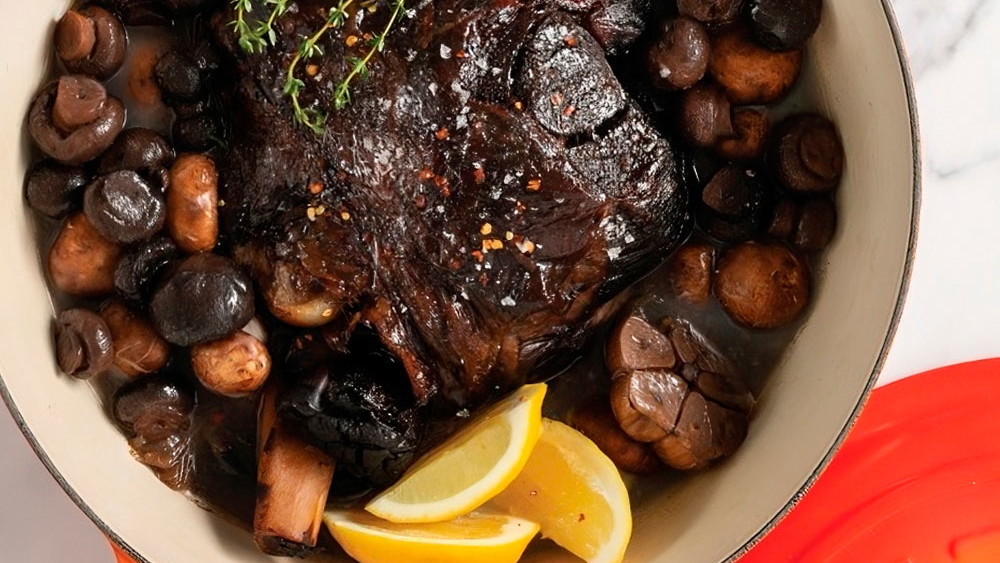 Image of Pierna de cordero estofada en vino tinto con salsa de yogur y limón