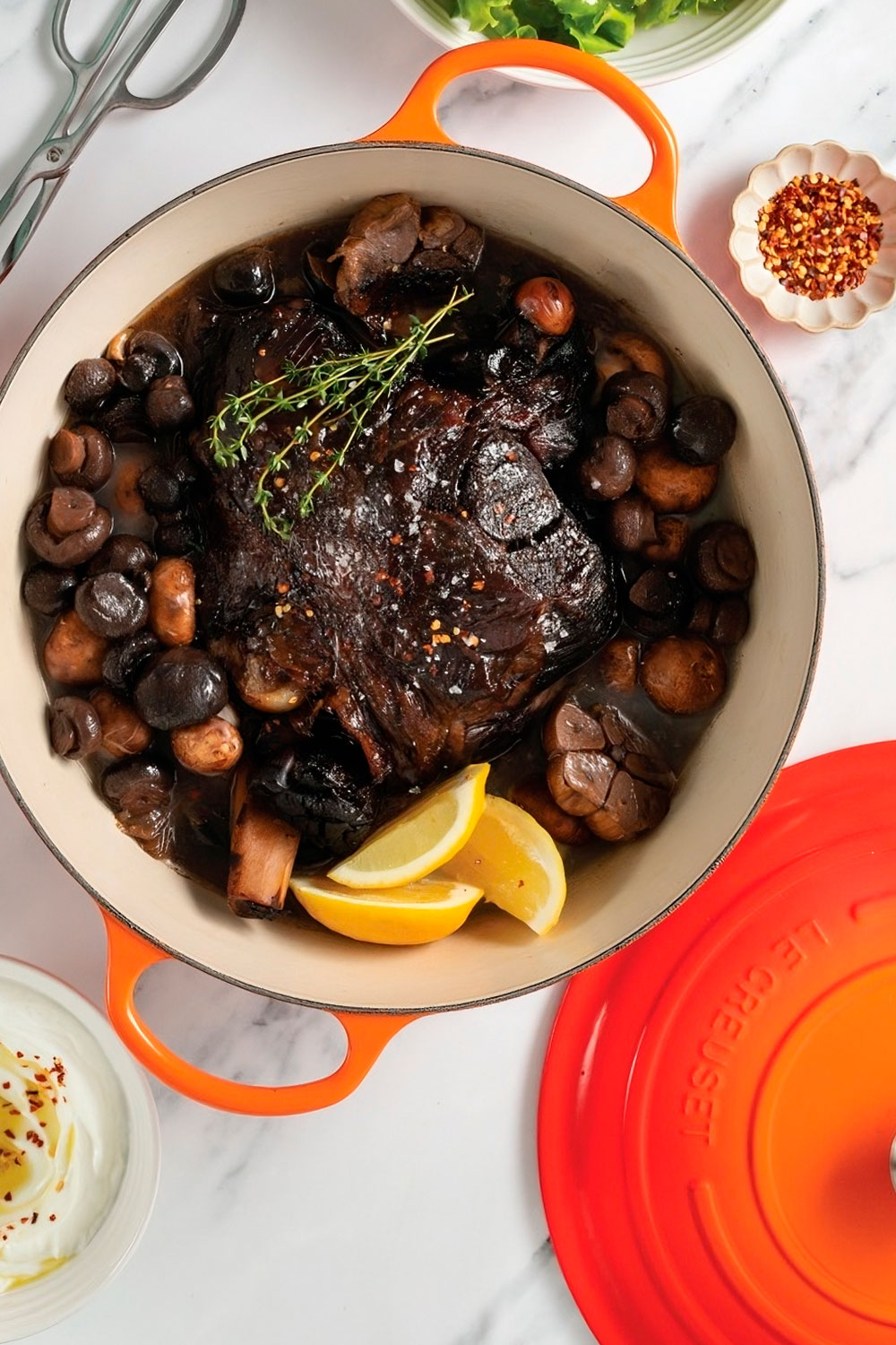 Perna de borrego estufada em vinho tinto com molho de iogurte e limão