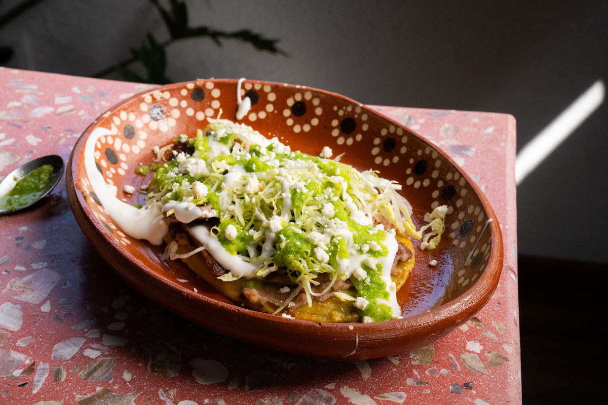 Huaraches con Salsa de Chile de Árbol