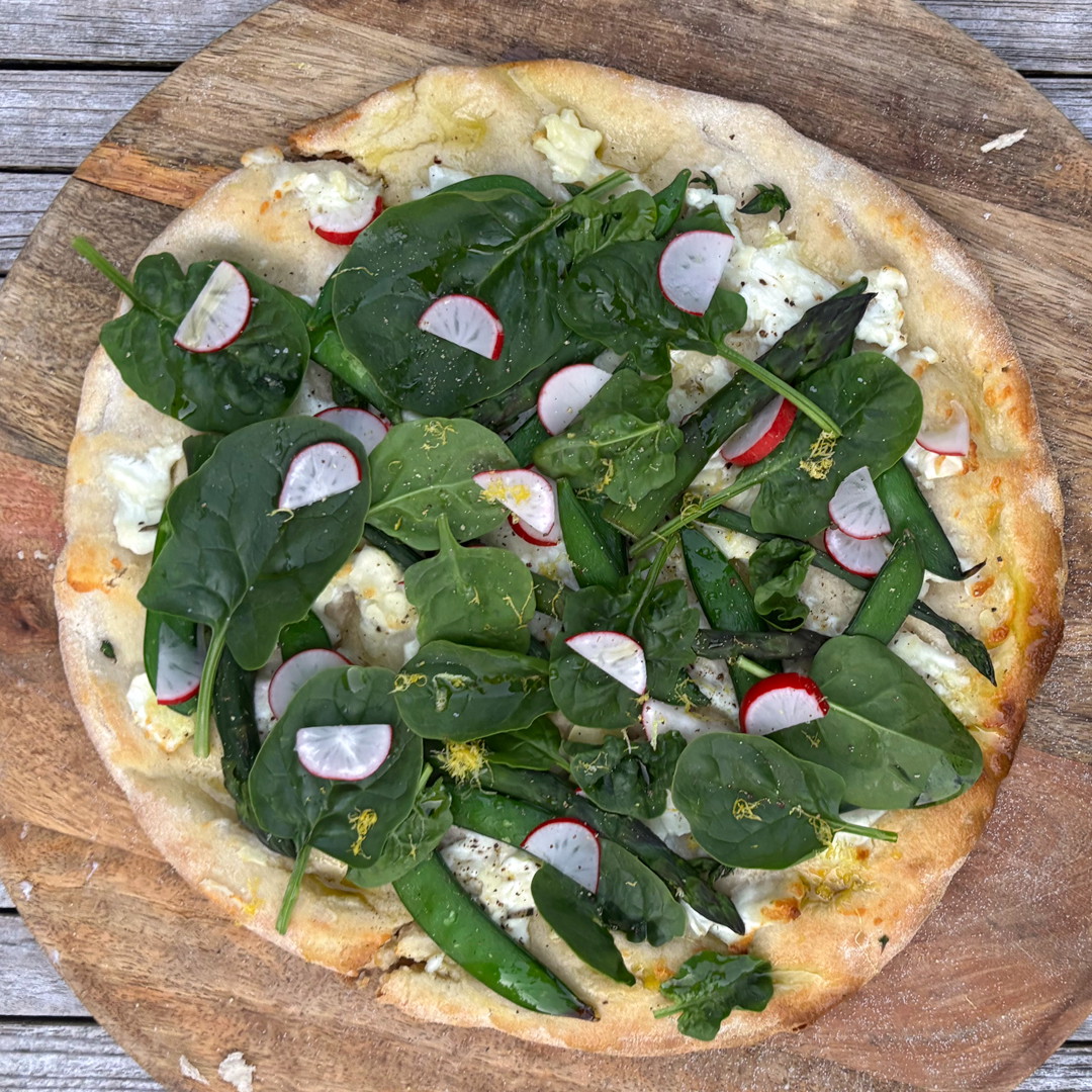 Pizza met lentegroenten