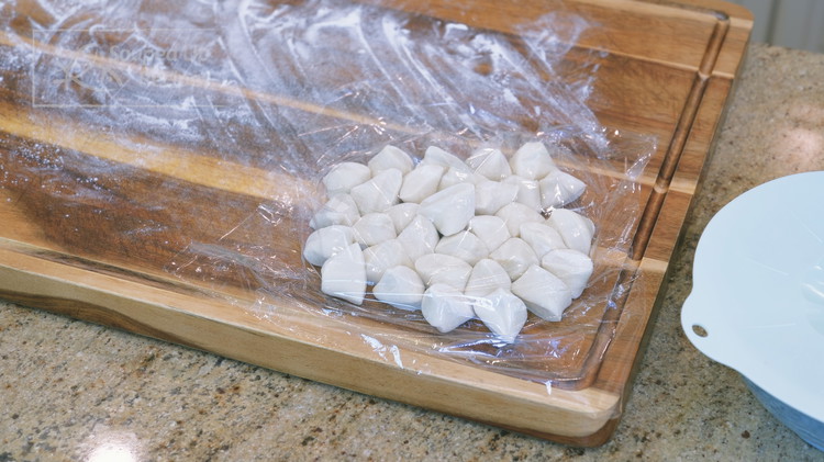 Image of Sprinkle some flour to prevent sticking and cover them with a plastic film so they don't dry out.