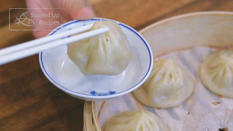 Image of 轻轻提，慢慢移 Soup dumpling is delicate, so please pick it up by its topknot and carefully move it to your serving dish. 