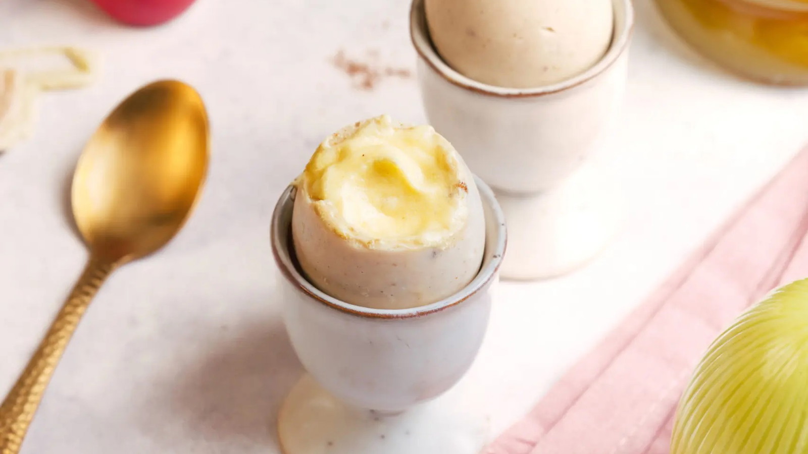 Gefüllte Ostereier aus Schokolade mit Dessertcreme