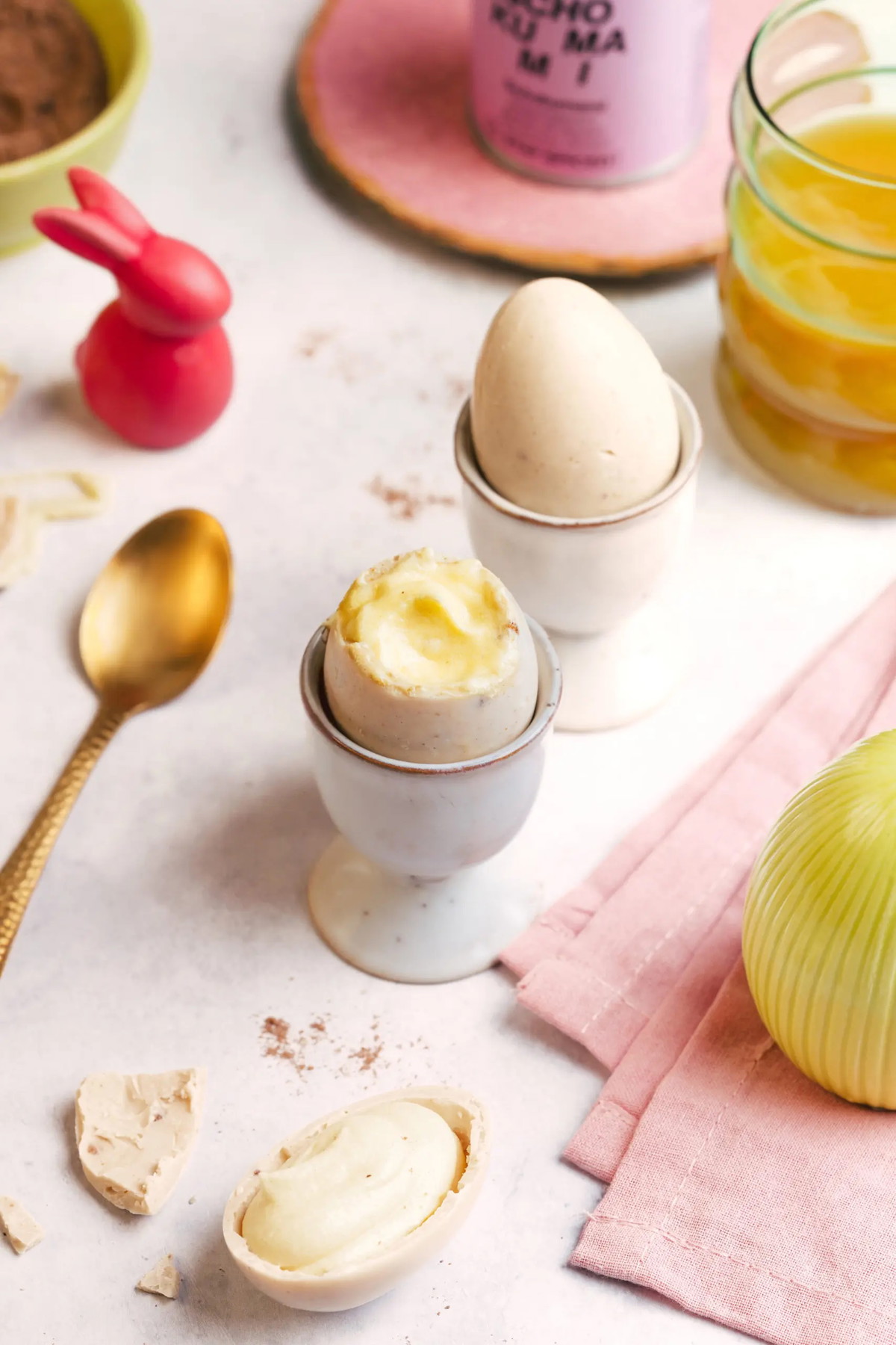 Gefüllte Ostereier aus Schokolade mit Dessertcreme