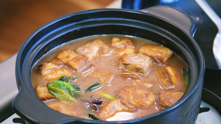 Image of Rinse the wok with 2-3 cups of water and pour it into the clay pot. The water amount depends on your cookware and your stove. Please make sure all ingredients are fully immersed and arrange the pork belly skin side...