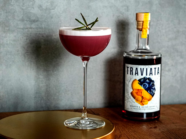 Image of Viola Alpina: Eleganter Grappa-Cocktail mit Heidelbeere & Kräutern