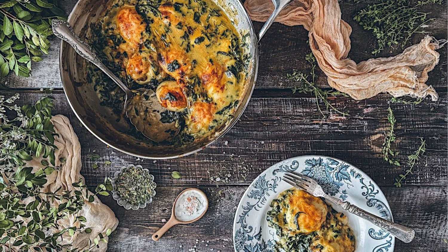 Image of Huevos rellenos de salmón con bechamel de espinacas