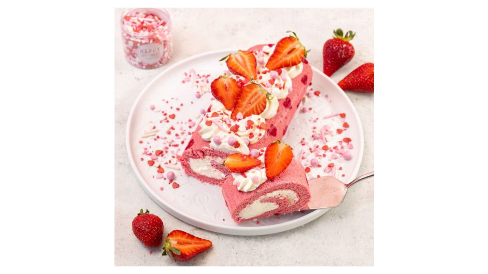 Image of Süße Herz-Biskuitrolle – mit Zitronencreme & Erdbeeren