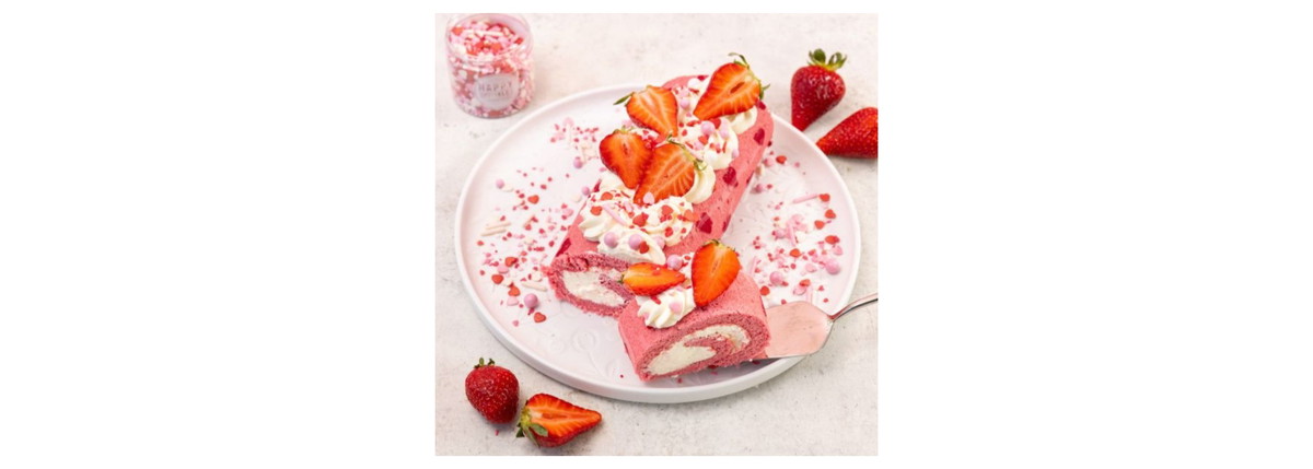 Süße Herz-Biskuitrolle – mit Zitronencreme & Erdbeeren