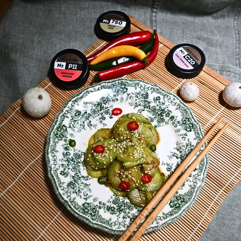 Asiatischer Gurkensalat mit Chili und Sesam