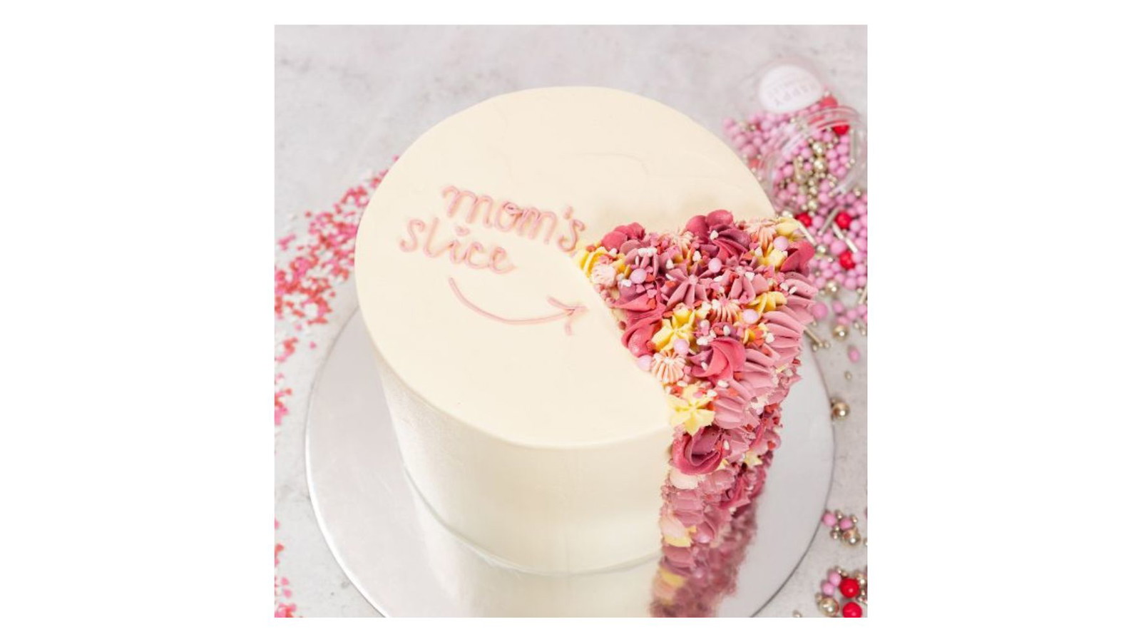 Image of Einfache Muttertagstorte mit personalisiertem Deko-Stück – Mom’s Slice