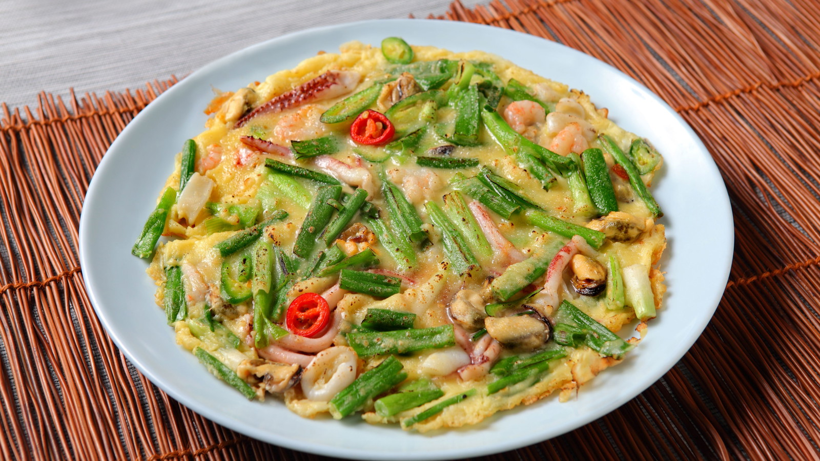 Image of Crêpe coréenne croustillante aux fruits de mer (Haemul Pajeon)
