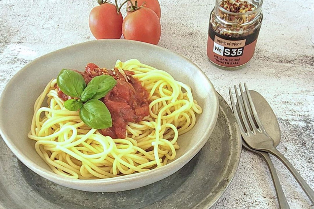 Schnelle Tomatensauce mit Tomatensalz, aromatisch & vielseitig