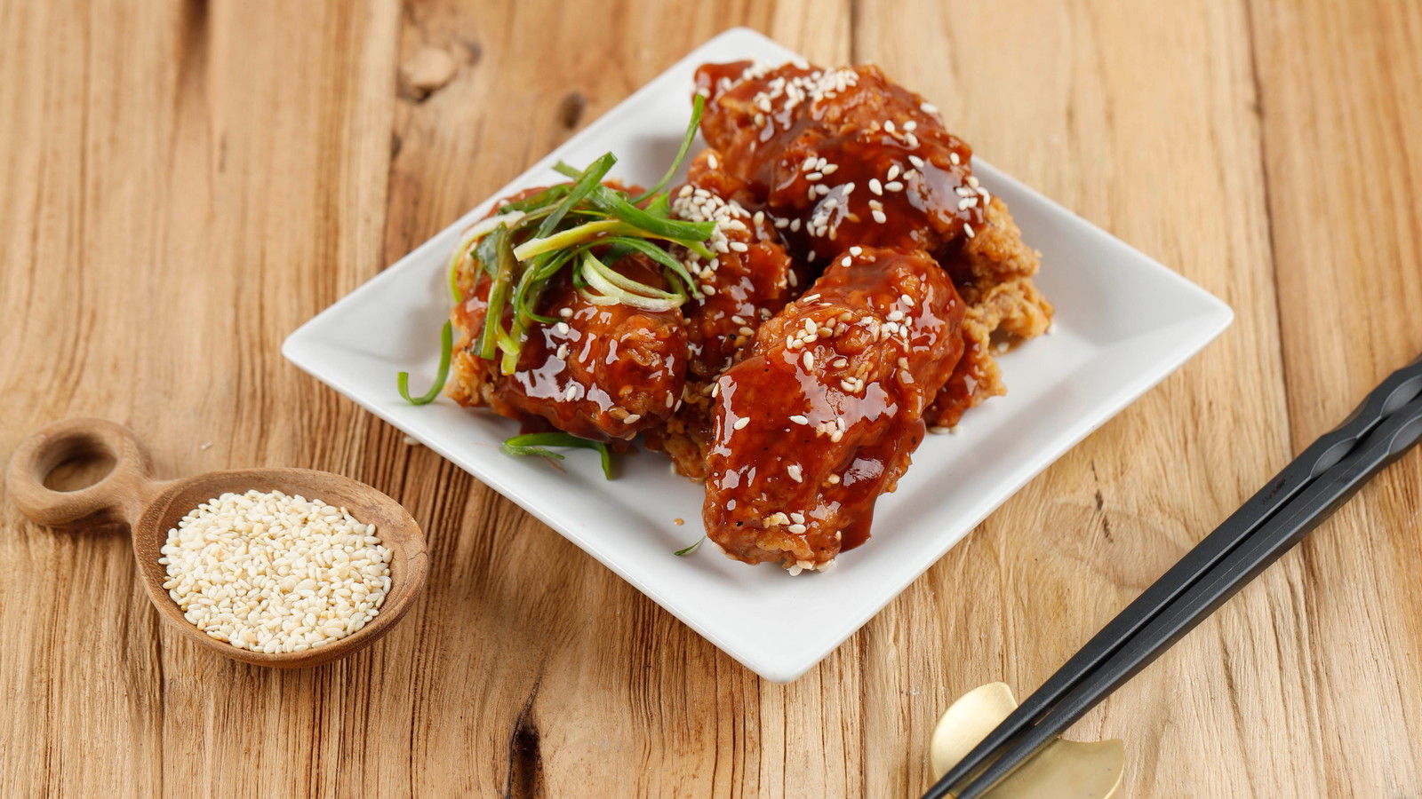 Image of Poulet frit croustillant à la sauce épicée (Yangnyeom Chicken)