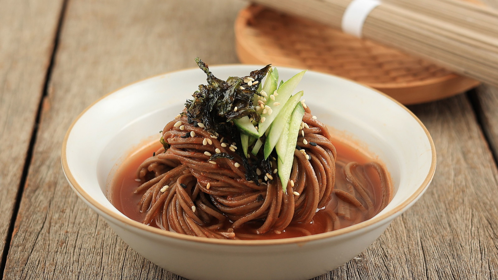 Image of Nouilles froides au sésame et légumes (Makguksu)