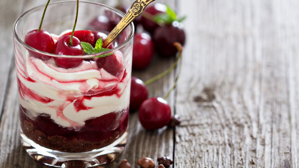 Schwarzwaldbecher mit Kirschen und Vanillesauce Schwarzwaldbecher mit Kirschen und Vanillesauce