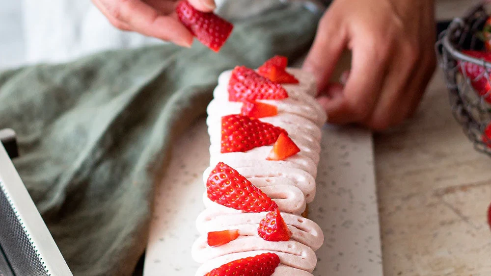 Image of Pastel de vainilla con ganache montada de fresas