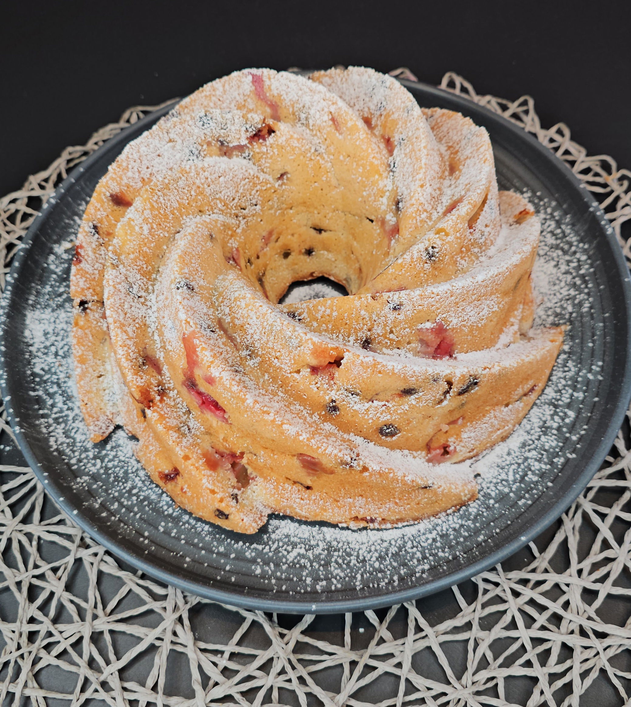 Stracciatella-Erdbeer-Gugelhupf – Einfach Lecker