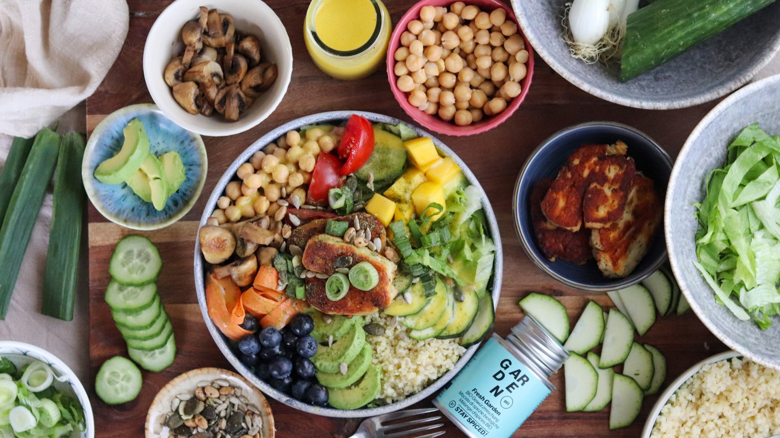 Image of Bunte Salatbowl mit Mangodressing