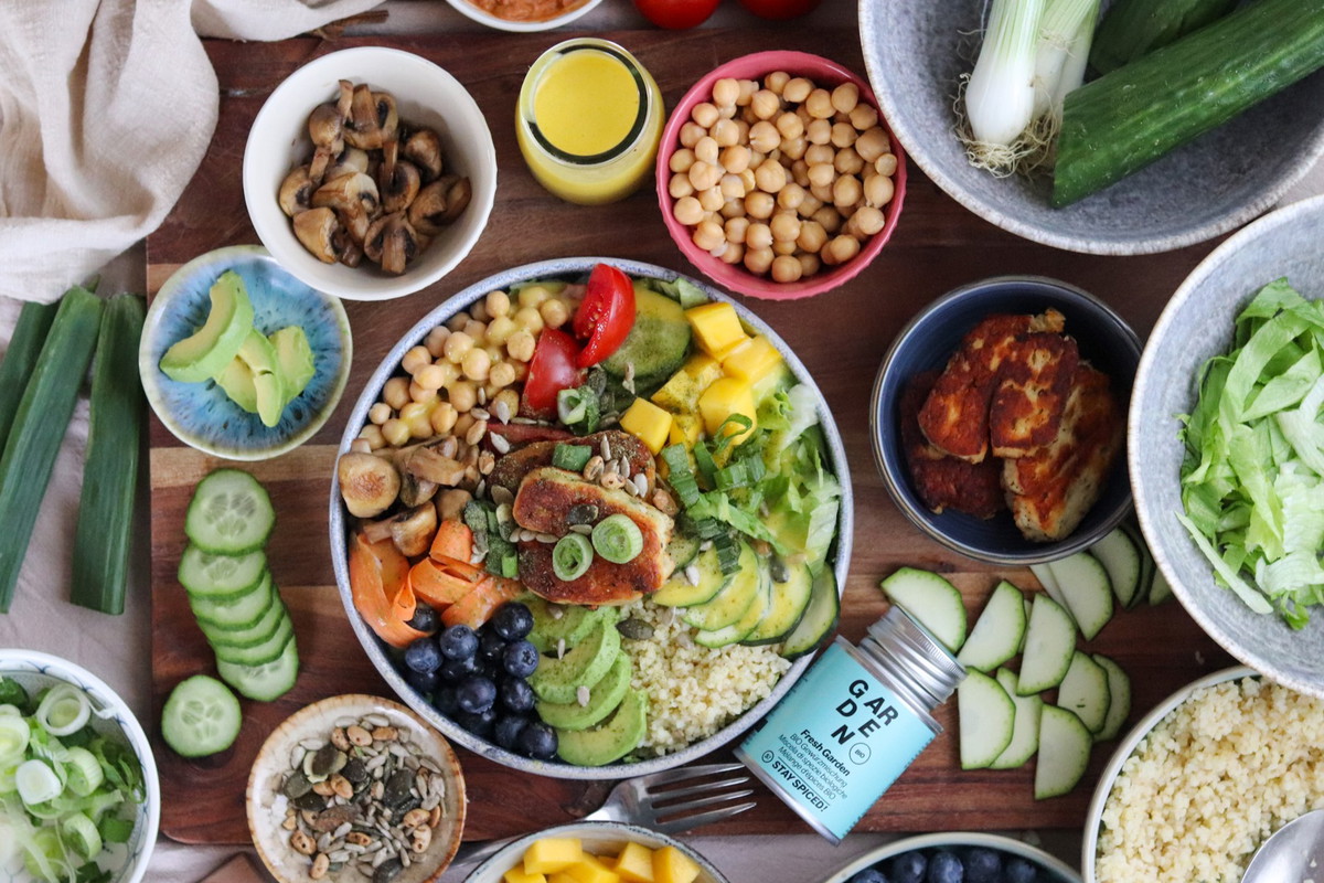 Bunte Salatbowl mit Mangodressing