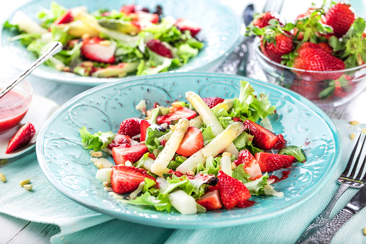 Spargelsalat mit Erdbeeren, Feldsalat und Pinienkernen