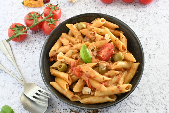 Image of Pasta mit Oliven und Sardellen – Einfaches italienisches Rezept