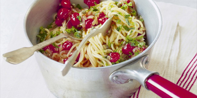 Santorini-Style Spaghetti With Lemon, Capers and Tomatoes